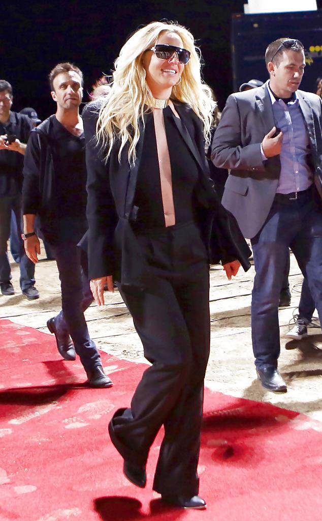 22P Britney in tight pants that show her sexy figure.