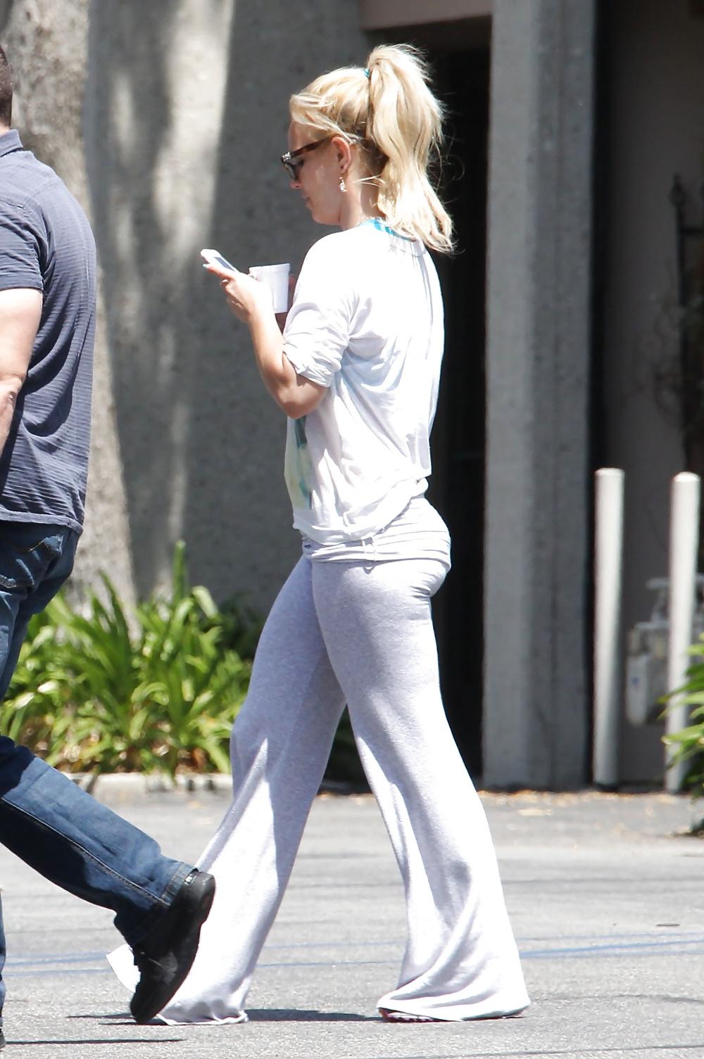 22P Britney in tight pants that show her sexy figure.