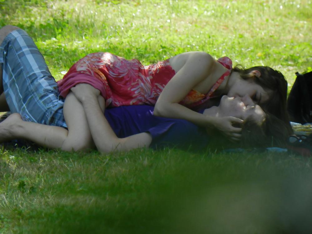 5P Couple fucking in the park