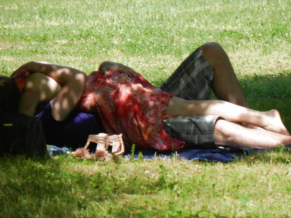 5P Couple fucking in the park