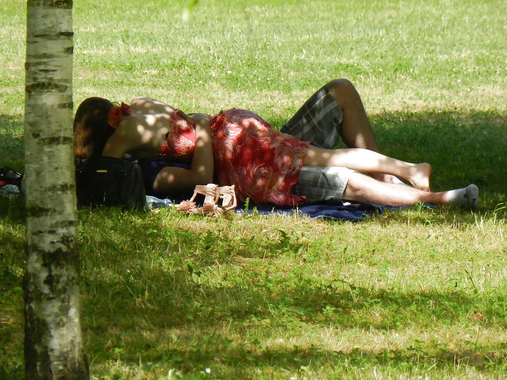 5P Couple fucking in the park