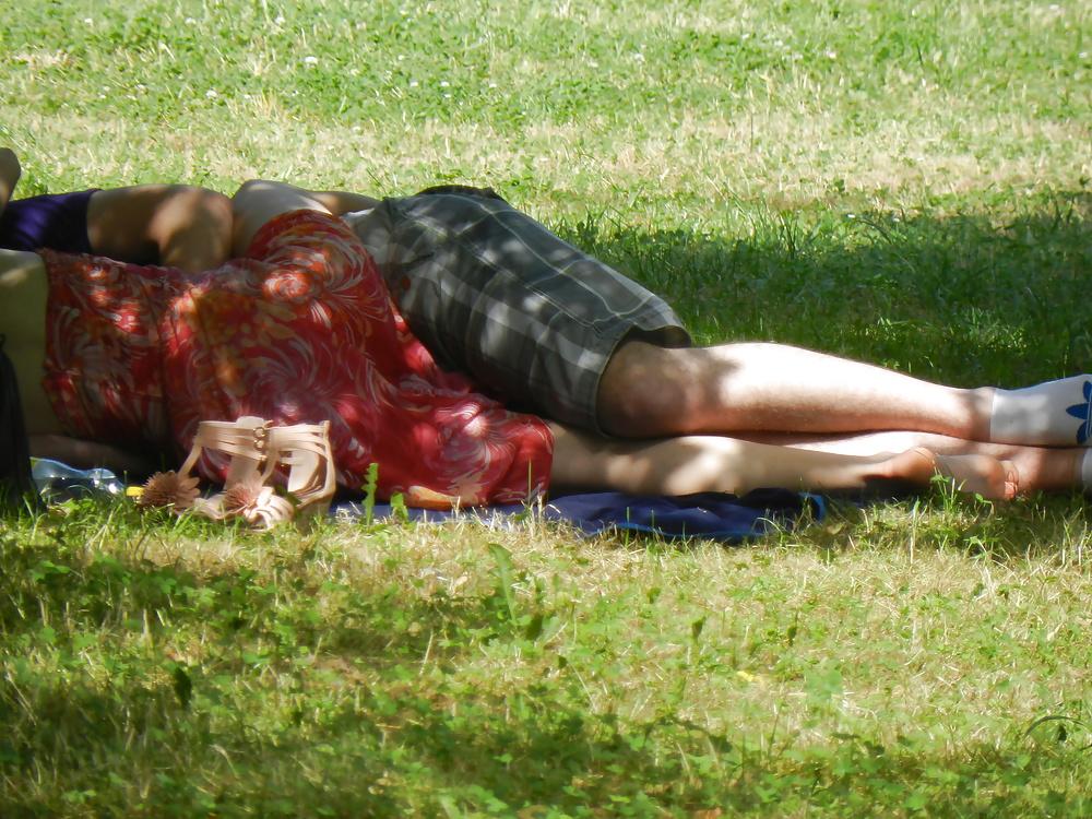 5P Couple fucking in the park