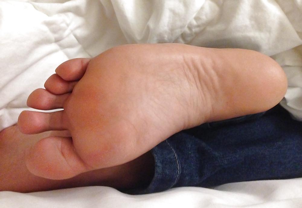 20P Jerking over Jennifer's feet, soles and toes 