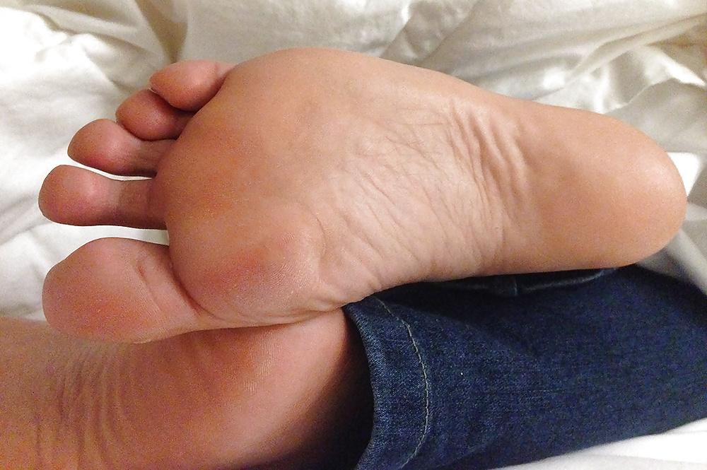 20P Jerking over Jennifer's feet, soles and toes 