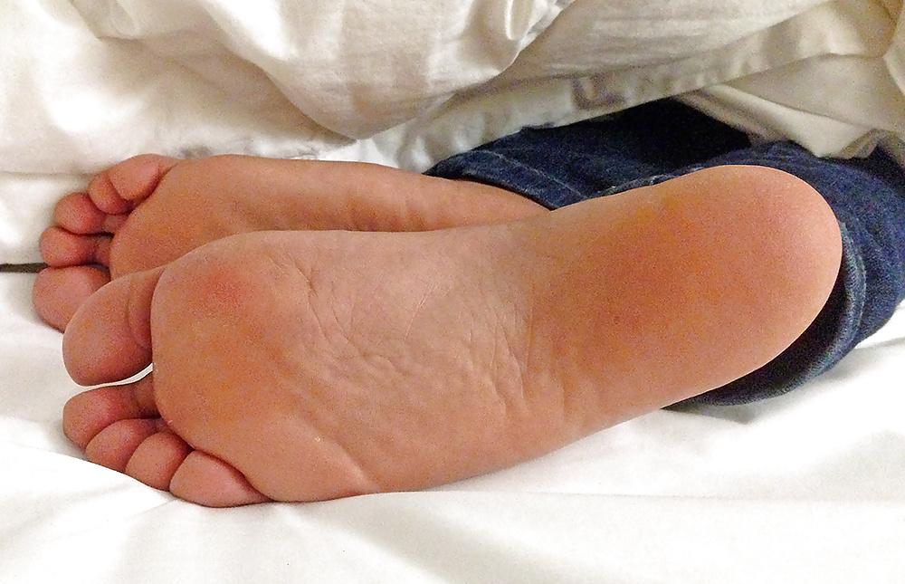 20P Jerking over Jennifer's feet, soles and toes 