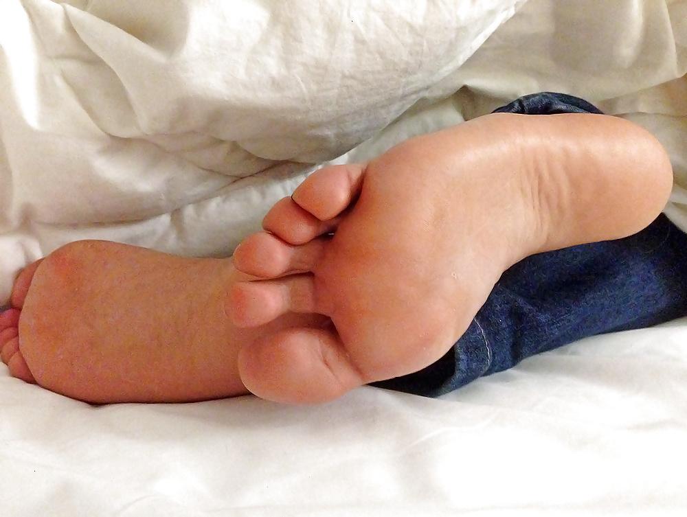 20P Jerking over Jennifer's feet, soles and toes 