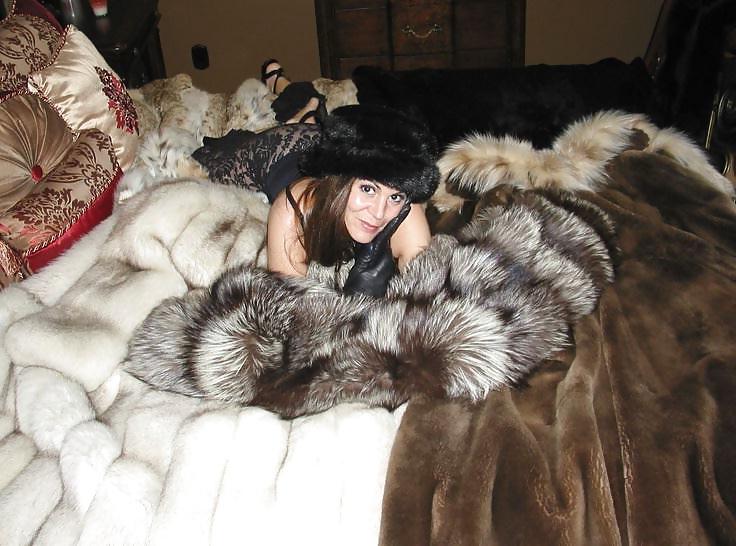 18P Girls in fur