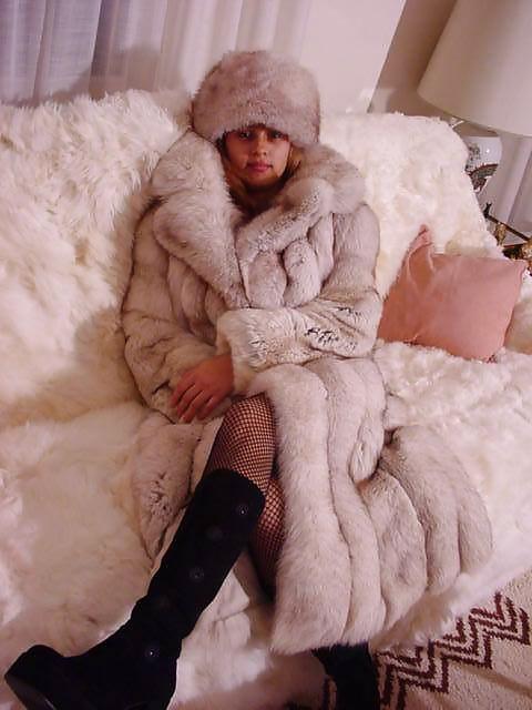 18P Girls in fur