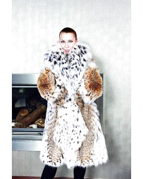 18P Girls in fur