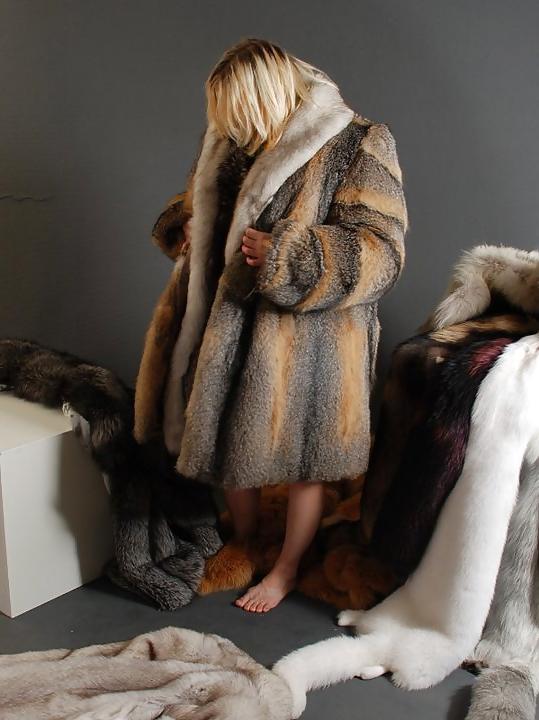 18P Girls in fur