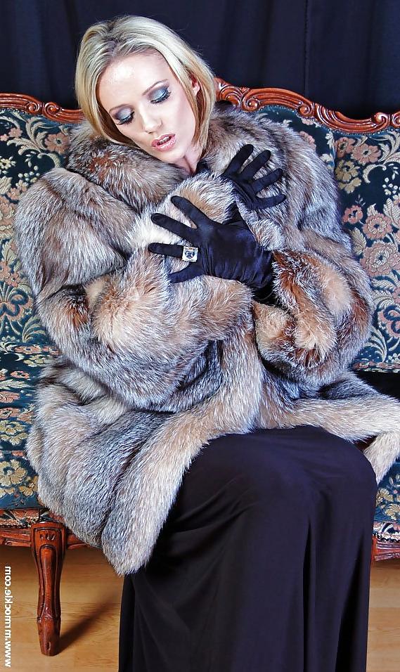 18P Girls in fur