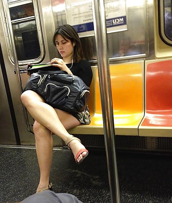 6P Voyeur nyc subway sexy legs