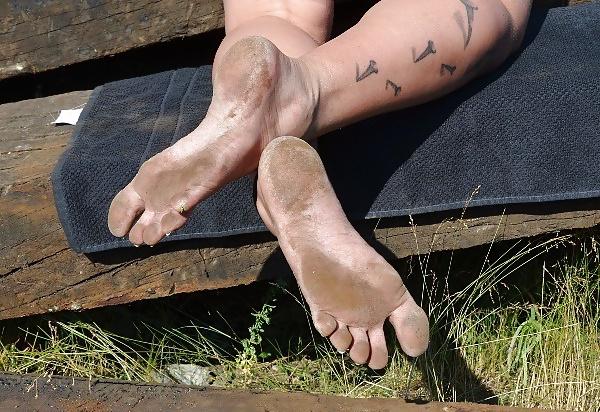 25P Barefooter nude public 02