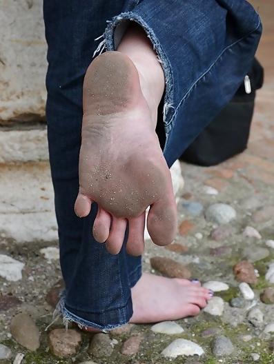 25P Barefooter nude public 02