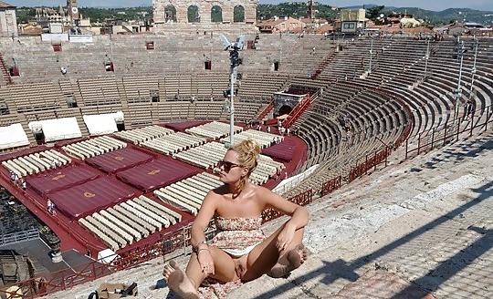 25P Barefooter nude public 02