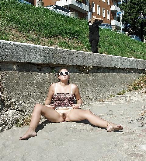25P Barefooter nude public 02