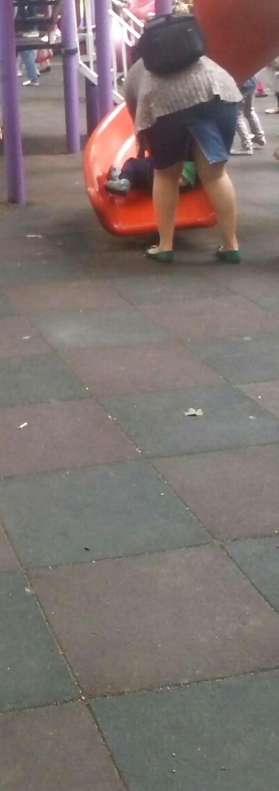 20P Spy old + young feet and legs romanian