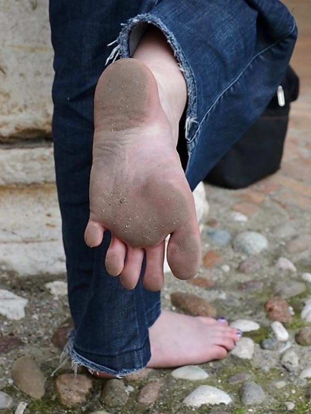 21P Barefooter nude public 04