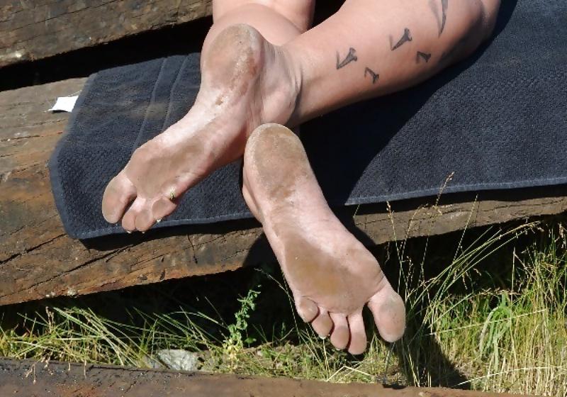 21P Barefooter nude public 04