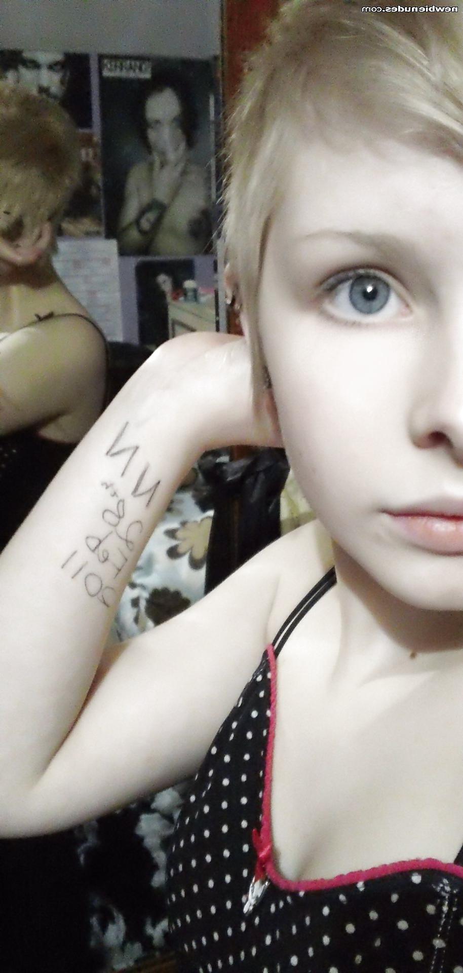 24P Katie 92 show her body