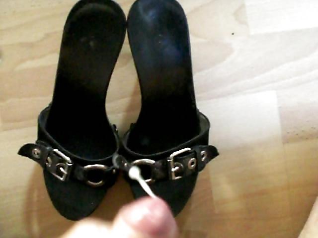 16P Cum over her black mules