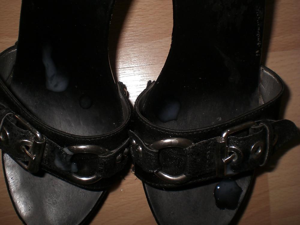 16P Cum over her black mules