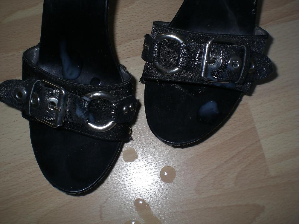 16P Cum over her black mules