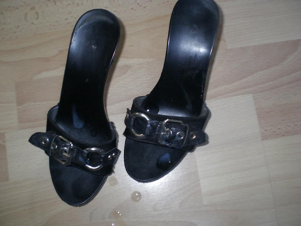 16P Cum over her black mules