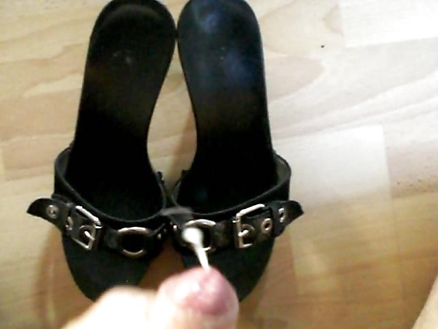 16P Cum over her black mules