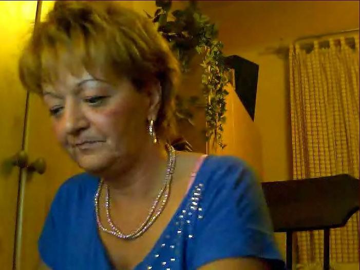 12P Mature hungarian cam