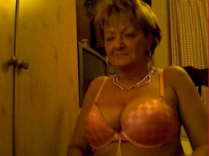 12P Mature hungarian cam