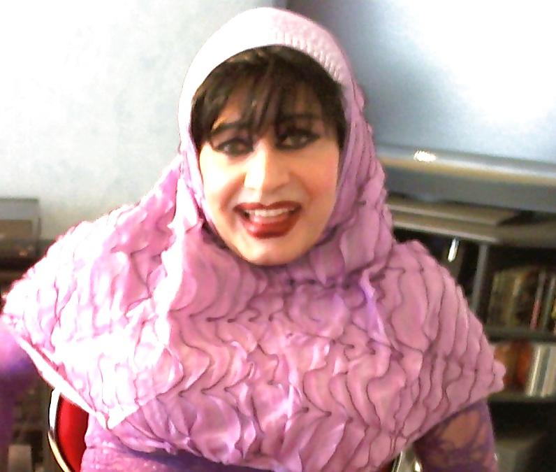 20P Hot cougar in hijab