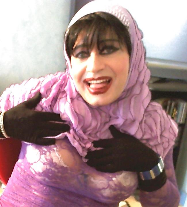 20P Hot cougar in hijab
