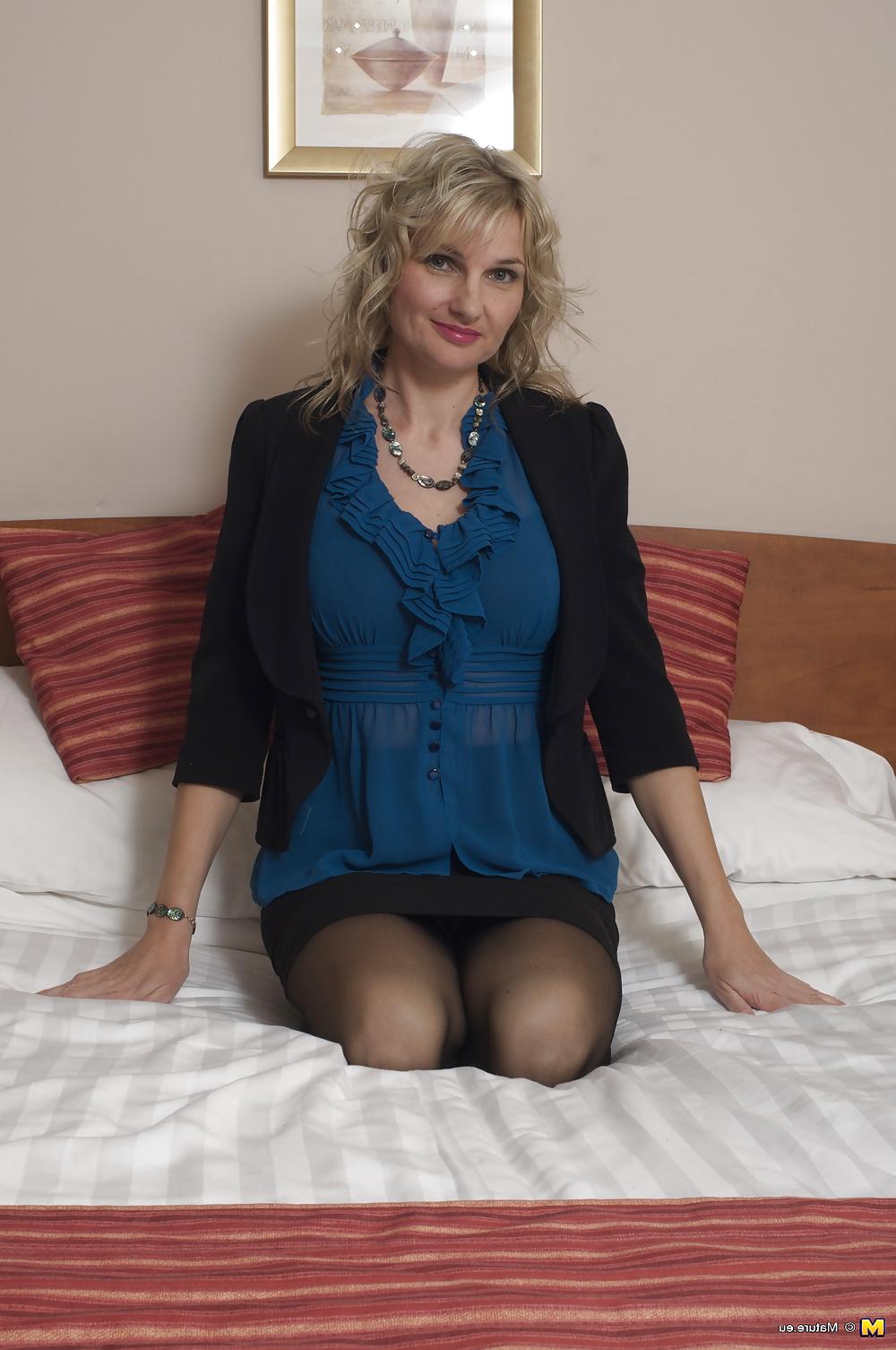25P Hot mature MOM with big breast and hairy pussy 1