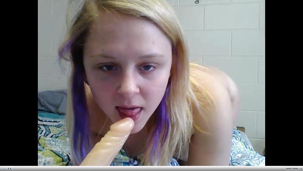 25P Stupid 18Yo College Cam whore showing of pussy in dorm