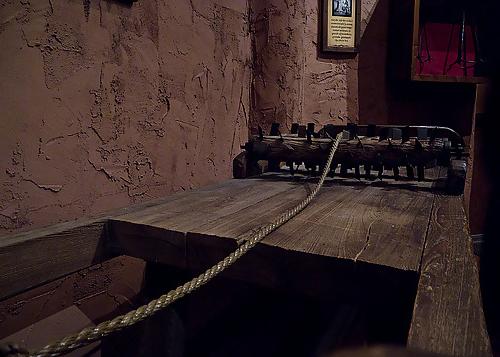 9P Torture Device and The Torture Rack, die S t r e c k b a n k