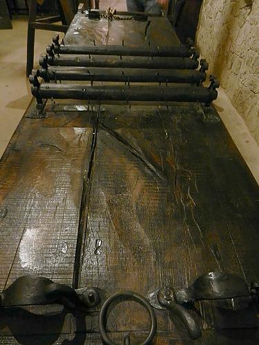 9P Torture Device and The Torture Rack, die S t r e c k b a n k