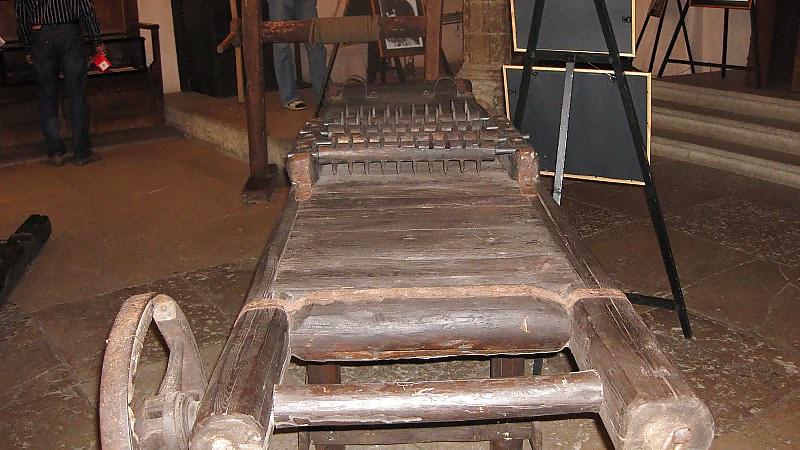 9P Torture Device and The Torture Rack, die S t r e c k b a n k
