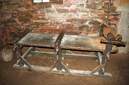 9P Torture Device and The Torture Rack, die S t r e c k b a n k