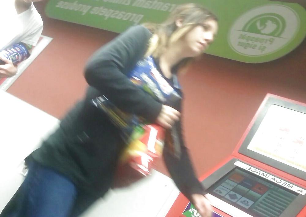 25P Spy old + young supermarket romanian