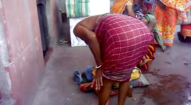 23P Half Naked Indian Aunty Bending Over