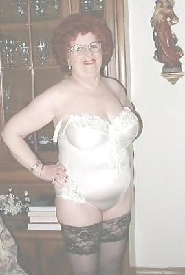 25P Old Women show underwear