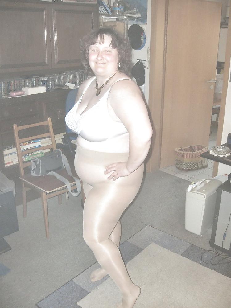25P Old Women show underwear