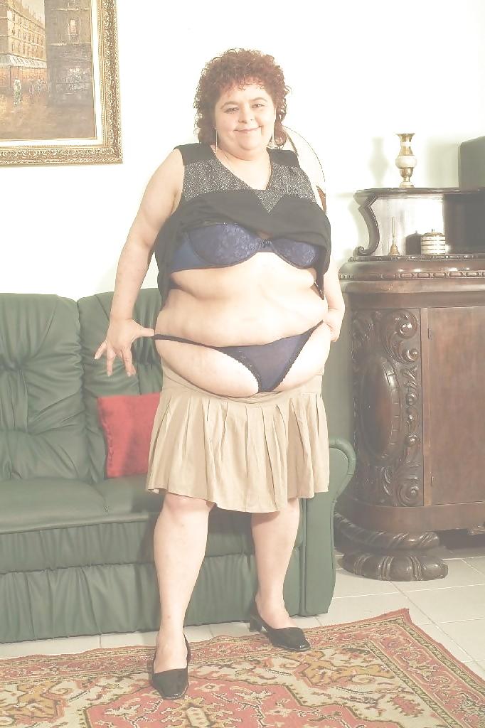 25P Old Women show underwear