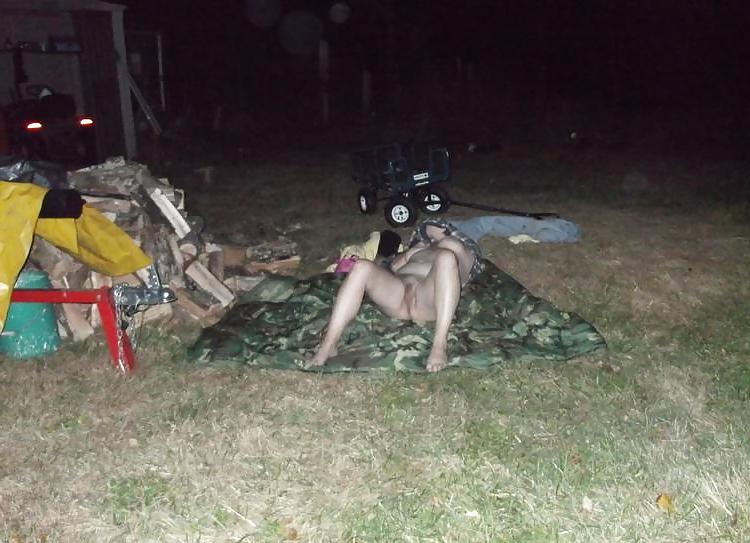 4P Housewife naked in the yard