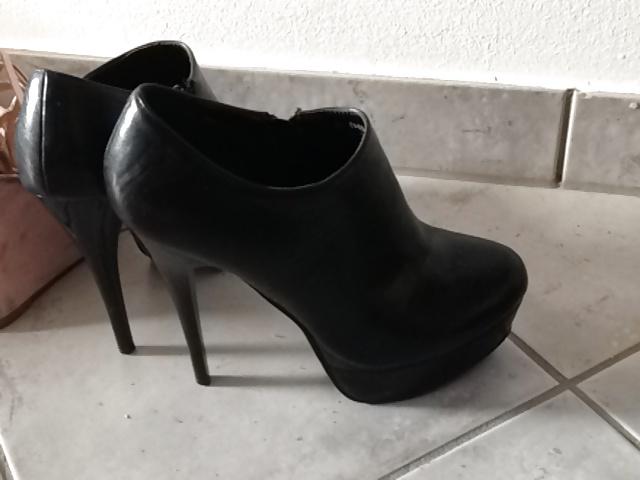 20P Candid shoe shoots