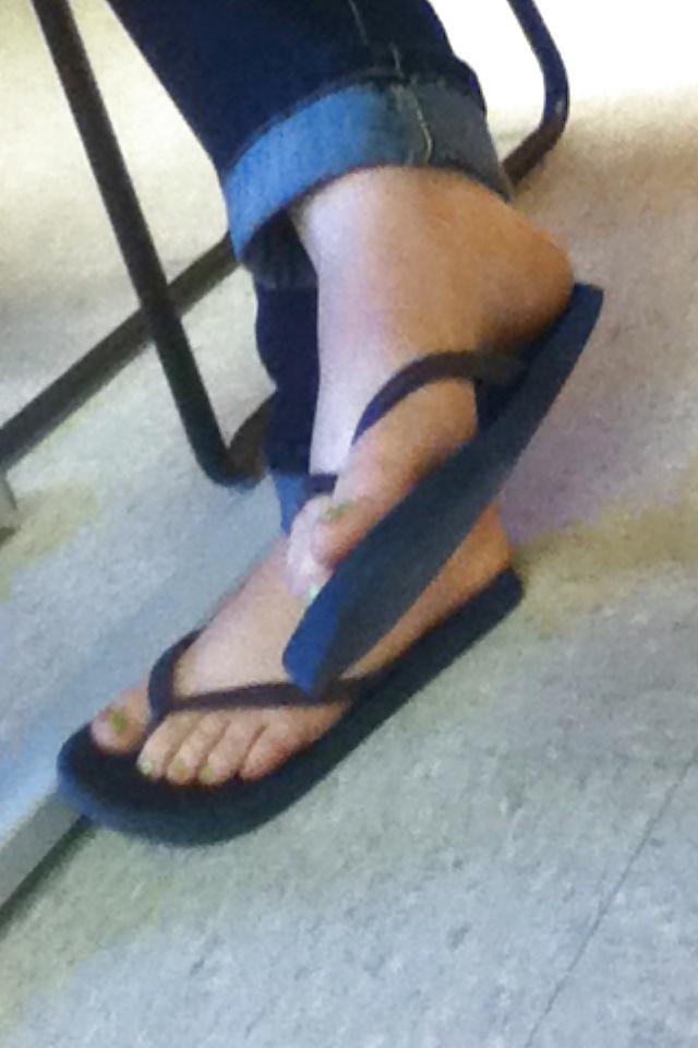 25P Random Girls feet