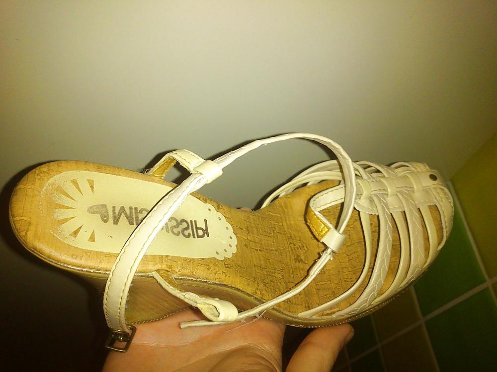7P Cum secretly on beige colored wedge shoe!