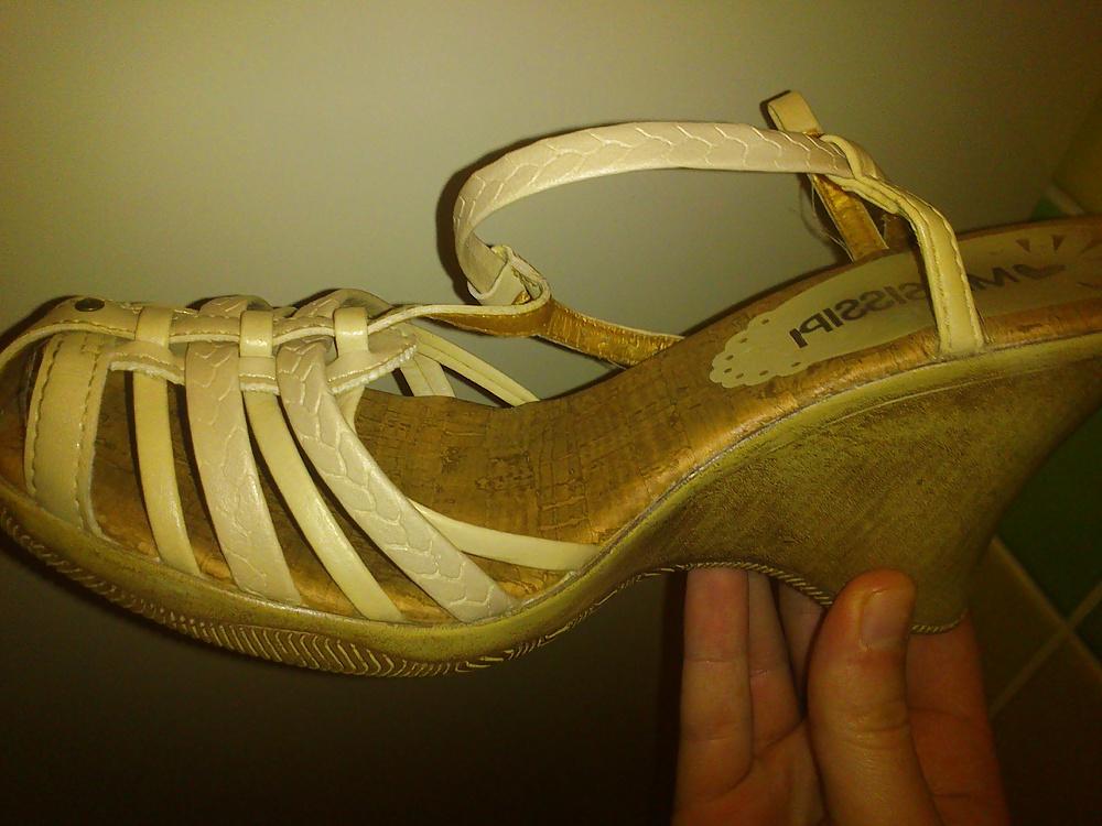 7P Cum secretly on beige colored wedge shoe!