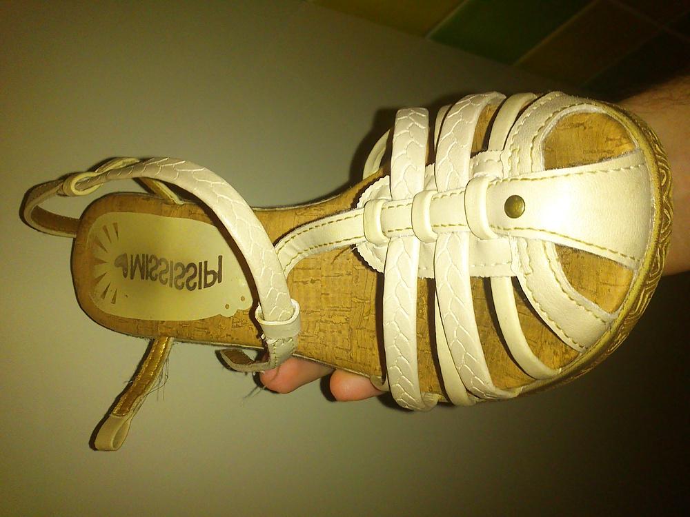 7P Cum secretly on beige colored wedge shoe!